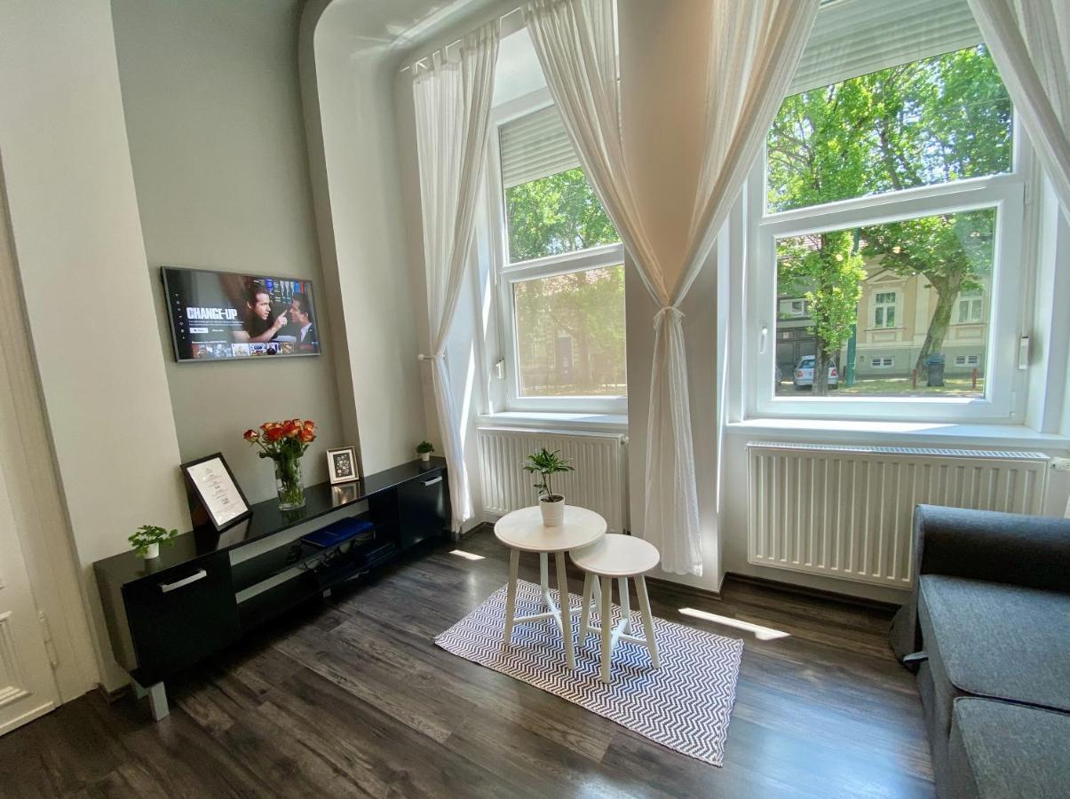Art Apartment Szeged Bagian luar foto