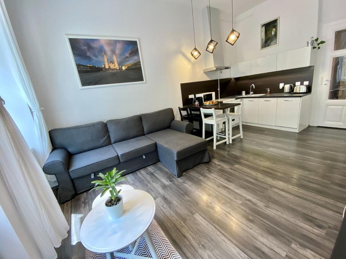 Art Apartment Szeged Bagian luar foto